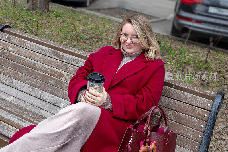 都市宁静:胖胖的女人在城市长椅上享受早晨的咖啡。休闲，快乐时刻，Plus Size生活方式，休闲放松